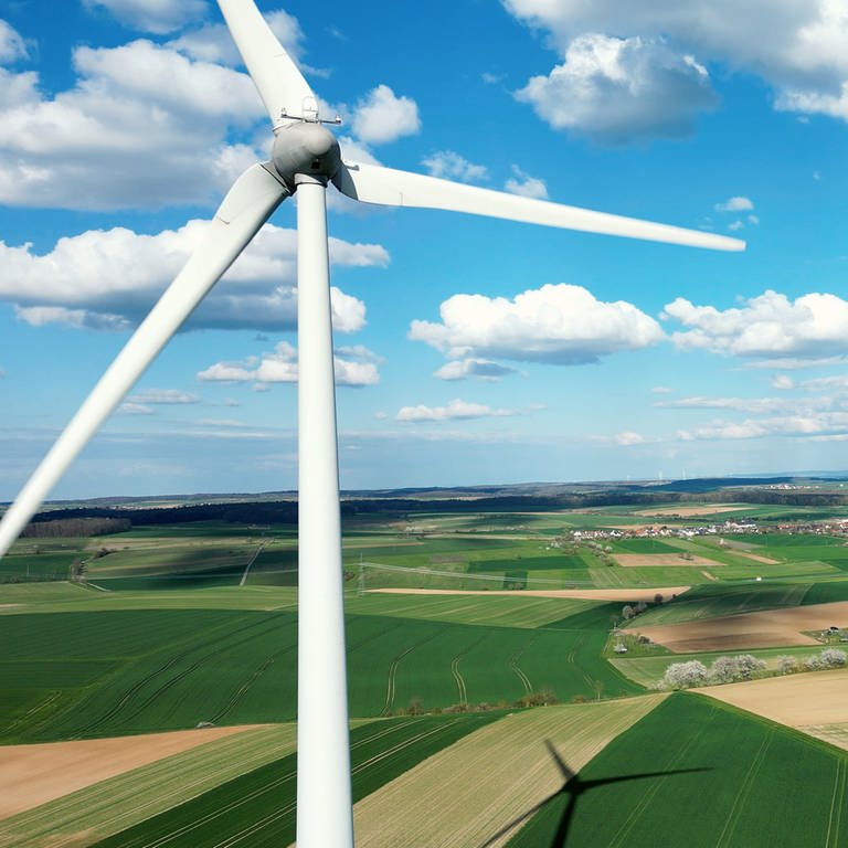 Windkraftanlage mit Blick auf Großrinderfeld (Main-Tauber-Kreis)
