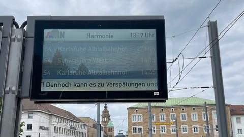 Auf einer Anzeigetafel der Stadtwerke Heilbronn wird darauf hingewiesen, dass es trotz des abgesagten Warnstreiks zu Beeinträchtigungen im Stadtbahnverkehr kommen kann.  (Foto: SWR, Christoph Schöneberger)