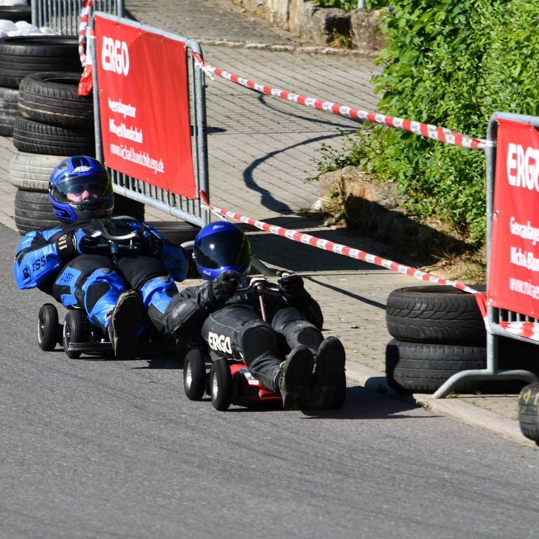 Bei der Bobby Car Meisterschaft in Tauberbischofsheim (Main-Tauber-Kreis) geht es mit Höchstgeschwindigkeit den Berg runter. (Foto: Bobby-Car-Sport-Club Tauberbischofsheim e.V.)