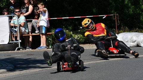 Bei der Bobby-Car-Meisterschaft in Tauberbischofsheim (Main-Tauber-Kreis) geht es mit Höchstgeschwindigkeit den Berg runter. (Foto: Bobby-Car-Sport-Club Tauberbischofsheim e.V.)