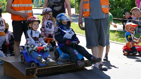 Bei der Bobby-Car-Meisterschaft in Tauberbischofsheim (Main-Tauber-Kreis) geht es mit Höchstgeschwindigkeit den Berg runter. (Foto: Bobby-Car-Sport-Club Tauberbischofsheim e.V.)