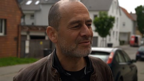 Standbild aus Videobeitrag zu Mafia in Baden-Württemberg. Reporter in Schwaigern. (Foto: SWR)