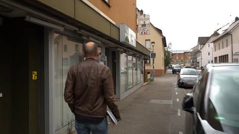 Standbild aus Videobeitrag zu Mafia in Baden-Württemberg. Reporter in Schwaigern.