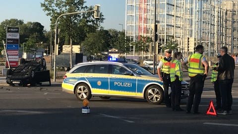 Bei dem Unfall in der Heilbronner Gottlieb-Daimler-Straße wurden nach ersten Informationen zwei Menschen verletzt, ein Fahrzeug landete auf dem Dach.  (Foto: SWR, Laura Cloppenburg)