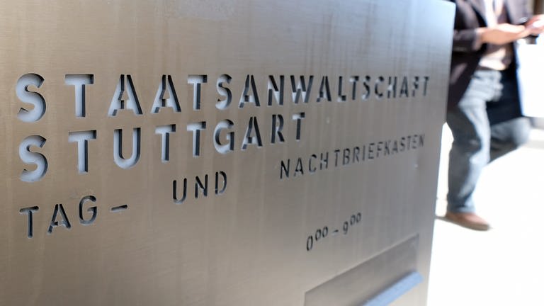 Die Aufschrift «Staatsanwaltschaft Stuttgart» steht vor dem Gebäude der Staatsanwaltschaft auf einem Briefkasten. (Foto: dpa Bildfunk, picture alliance/dpa | Bernd Weissbrod)
