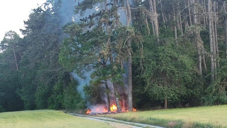 Am Wochenende hat es erneut drei Brände im Wald bei Tauberbischofsheim (Main-Tauber-Kreis) gegeben, diesmal am Hammberg. Zuvor hatte es innerhalb einer Woche gleich sechs Mal am benachbarten Edelberg gebrannt. Die Polizei vermutet Brandstitung.