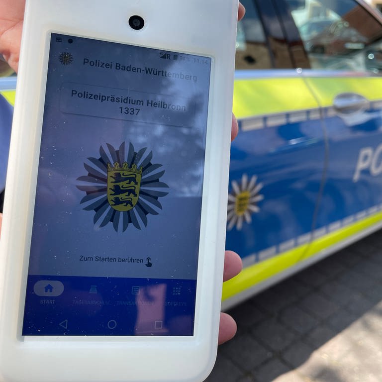 Am Montag wurden in Neckarsulm (Kreis Heilbronn) der Polizei die neuen Bezahlterminals übergeben. Damit können Strafzettel künftig auch bargeldlos bezahlt werden.