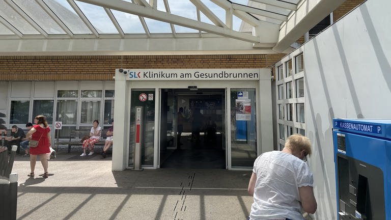 Haupteingang der Heilbronner SLK-Kliniken am Gesundbrunnen.