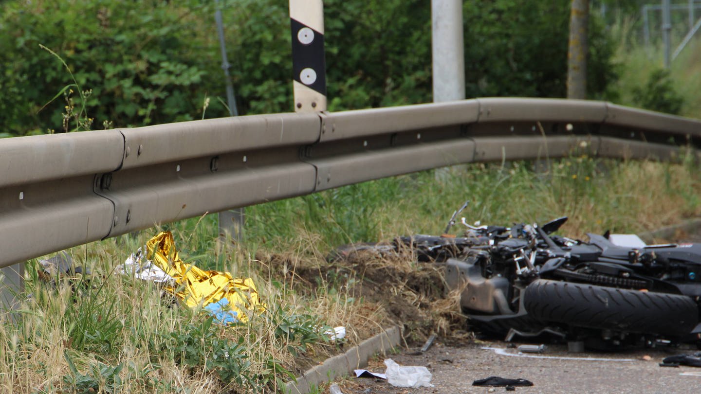 Ein Motorrad liegt nach tödlichem Unfall auf der Strasse (Foto: 7aktuell.de | Dawa)