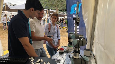 Das KI-Festival lockt Besucher an Stände mit Robotern und zu Vorträgen (Foto: SWR)