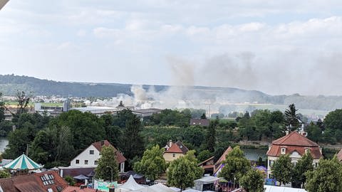 Über Bad Wimpfen hatte sich durch den Großbrand auf einem Stoppelfeld nahe des Talmarktes eine große Rauchwolke gebildet. (Foto: SWR)