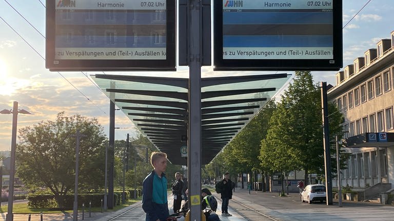 Mann steht vor einer leeren Anzeige der Stadtbahn in Heilbronn (Foto: SWR)