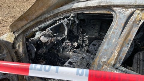 Bei dem Brand in der Nähe des Talmarkts in Bad Wimpfen wurden Autos komplett zerstört.