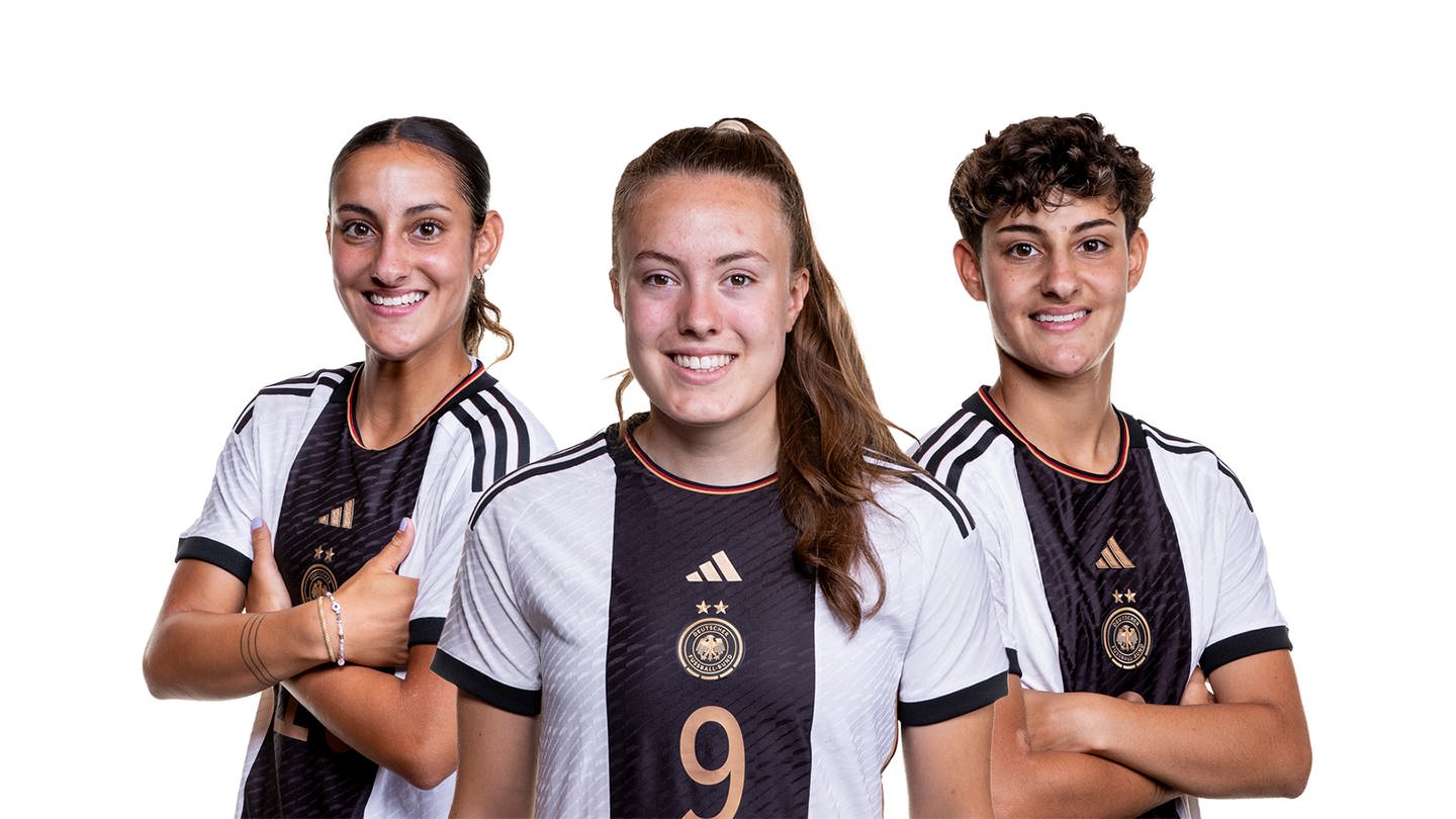 İlayda Açıkgöz, Mara Alber und Dilara Açıkgöz (v.l.n.r.) stehen bei der U19 Europameisterschaft für die Deutsche Nationalmannschaft der Frauen auf dem Platz. (Foto: DFB/Lara Suffel)