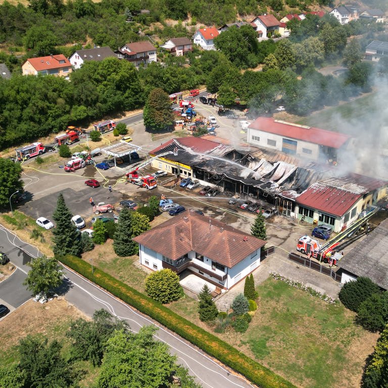 Bei dem Großbrand in einer Autowerkstatt in Werbach-Wenkheim (Main-Tauber-Kreis) ist die Schadenssumme inzwischen auf 3,5 Millionen Euro angestiegen, da wohl auch Oldtimer verbrannt sind. (Foto: René Engmann)