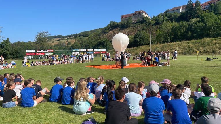 Die gesamte Schülerschaft des Ganerben Gymnasiums in Künzelsau (Hohenlohekreis) kam zum Start des Ballons zusammen. (Foto: SWR)