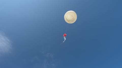 Der Ballon hob ab, doch die Sonde blieb am Boden - wohl weil sich ein Knoten zwischen Ballon und Sonde beim Start gelöst hatte. (Foto: SWR)