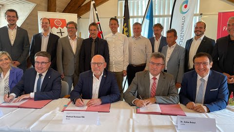 Unterzeichnung der Vereinbarung zum dauerhaften Regelbetrieb auf der Frankenbahn (Foto: SWR)