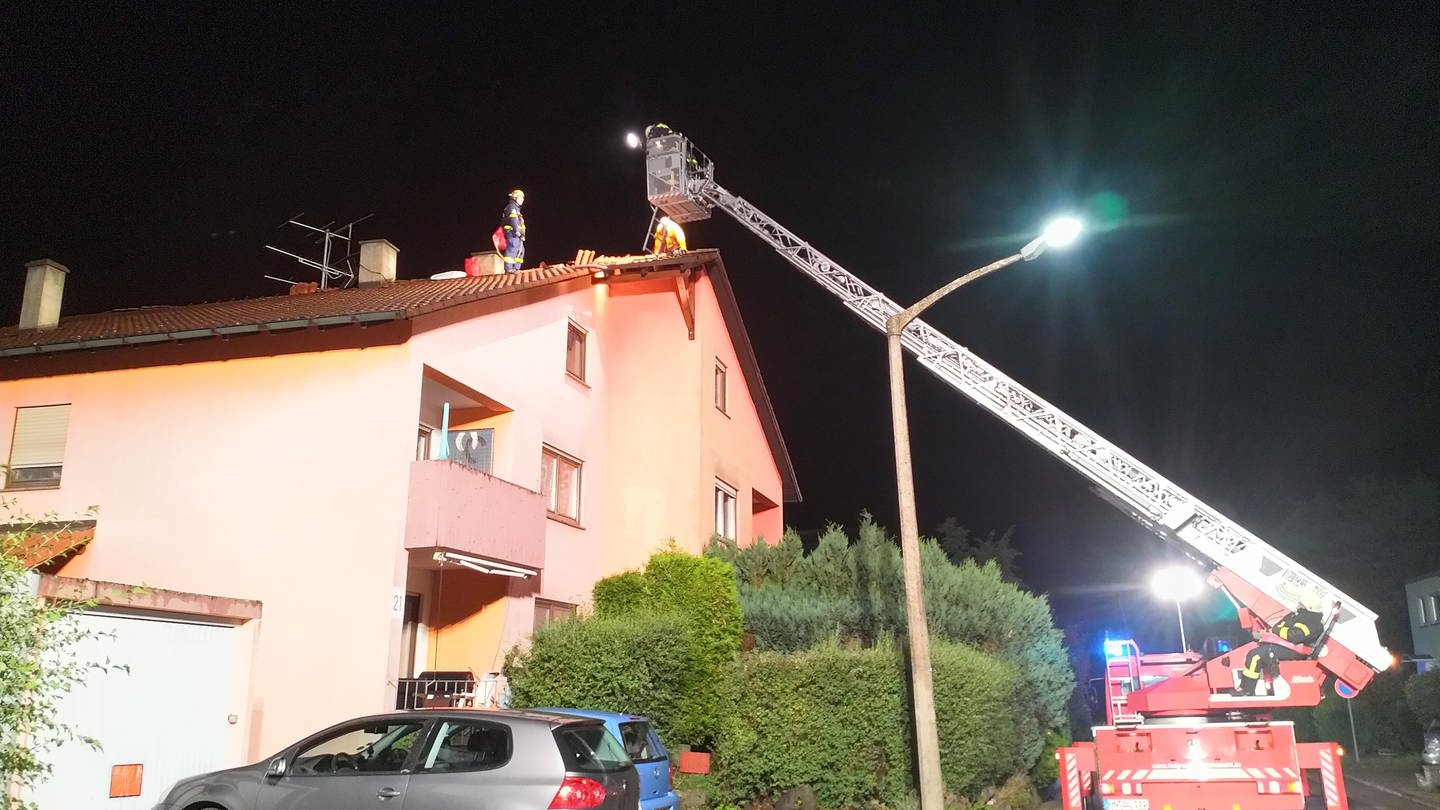 Die Feuerwehr repariert mit Drehleitern notdürftig Dächer mit Planen (Foto: Feuerwehr Neudenau)