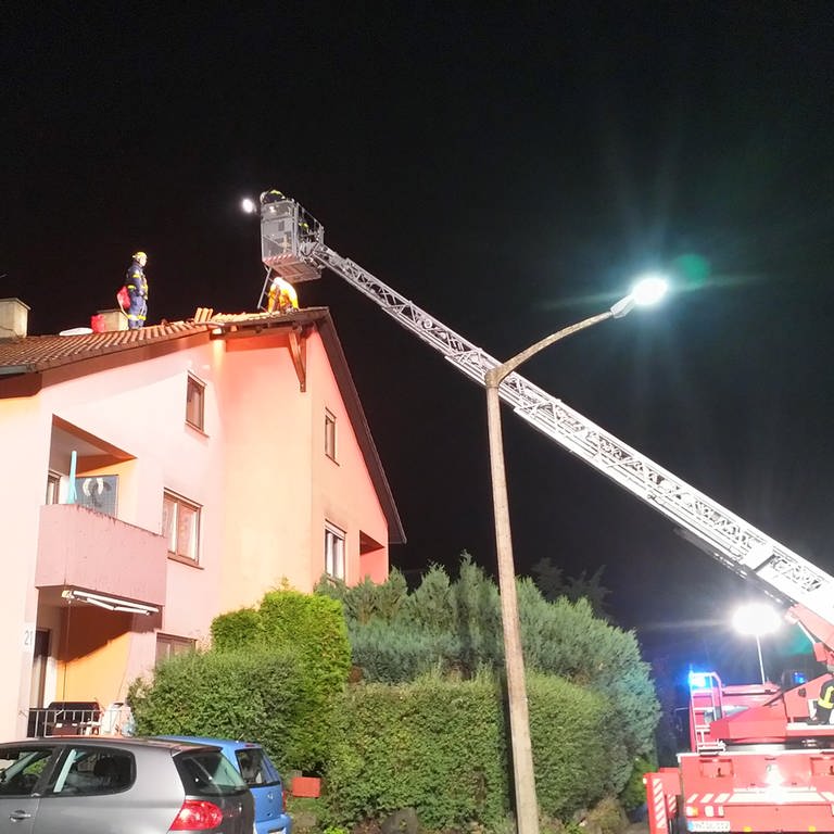 Die Feuerwehr repariert mit Drehleitern notdürftig Dächer mit Planen (Foto: Feuerwehr Neudenau)