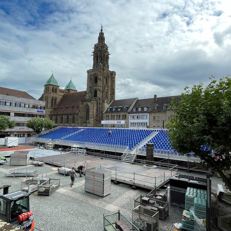 Aufbau der Tribünen auf dem Marktplatz in Heilbronn (Foto: SWR)