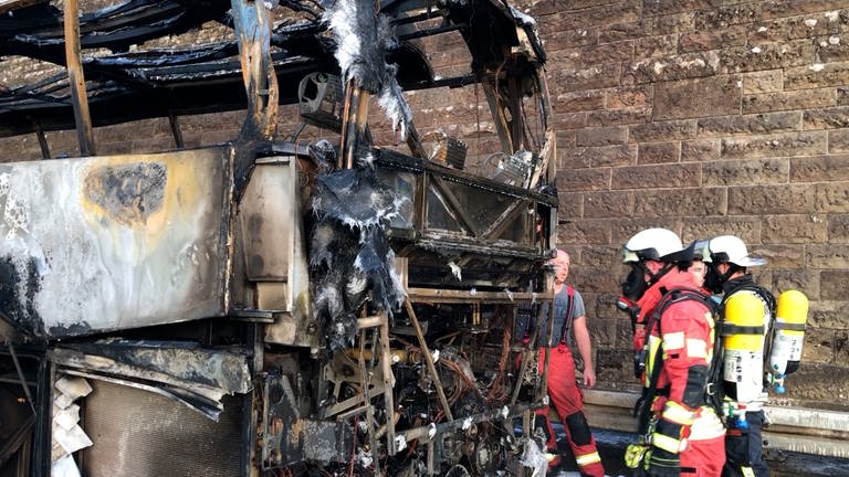 Reisebus auf A81 ausgebrannt (Foto: SWR)