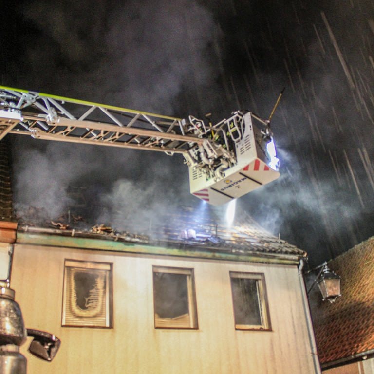 Feuerwehr löscht in Dachstuhl mit Drehleiter