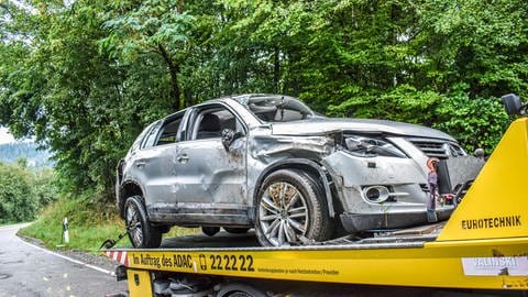 Ein Auto wird nach einem Unfall abgeschleppt (Foto: Ostalb Network / Fotograf, Fabian Kross)
