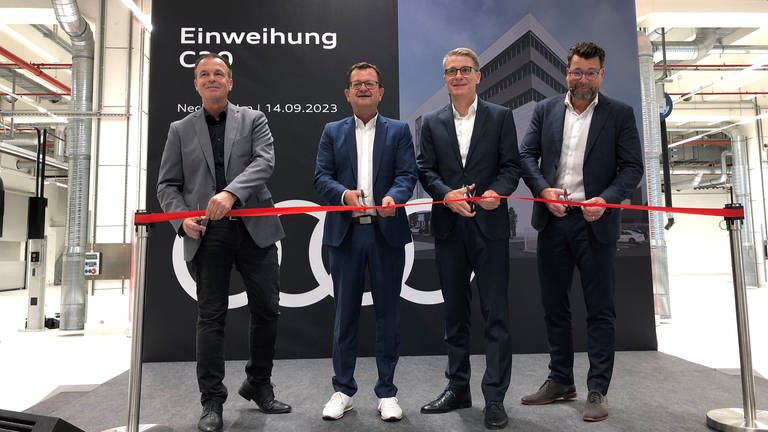 Bei Audi in Neckarsulm (Kreis Heilbronn) wurde das neue Gebäude C20 eingeweiht von (vlnr.) Rainer Schirmer, Audi-Betriebsratsvorsitzender, Stephan Reil, Leiter Technische Entwicklung in Neckarsulm, Werkleiter Fred Schulze und Oliver Hoffmann, Audi-Technikvorstand.