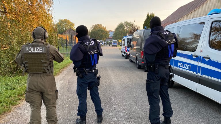 Polizisten bei einer Razzia gegen eine rechtsextreme Sekte im Großraum Heilbronn (Foto: SWR)