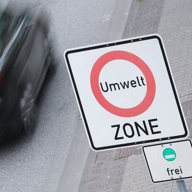 Ein Auto fährt an einem Verkehrsschild mit der Aufschrift "Umwelt Zone" vorbei. (Symbolbild)