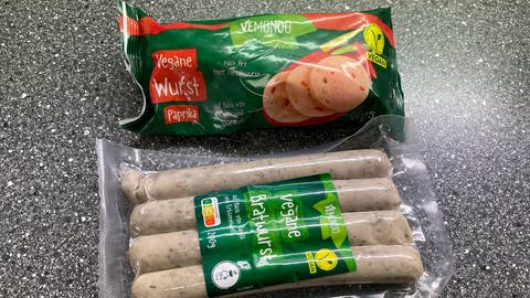 Preissenkung bei Lidl für Fleischersatzprodukte. Zusehen sind vegane Bratwürste und vegane Paprikawurst der Marke Vemondo. (Foto: SWR)