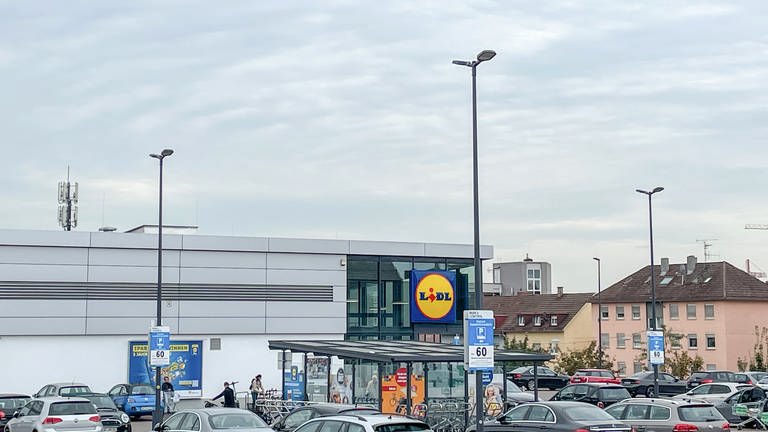Preissenkung bei Lidl für Fleischersatz: Zu sehen ist der Parklpatz einer Lidl-Filiale. Im Hintergrund ist der Supermarkt zu sehen und das gelb-blau-rote Lidl-Schild. (Foto: SWR)