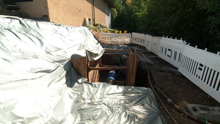 Noch ist die Hauptwasserleitung in Erlenbach (Kreis Heilbronn) freigelegt, doch der Schaden ist bereits behoben. (Foto: SWR)