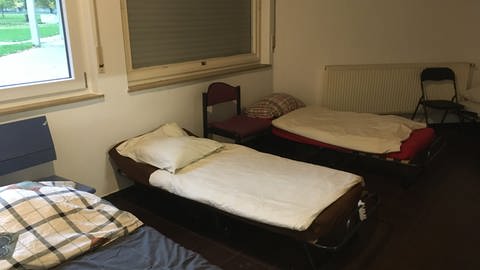 Ein Zimmer mit Betten im Erfrierungsschutz Heilbronn (Foto: SWR)