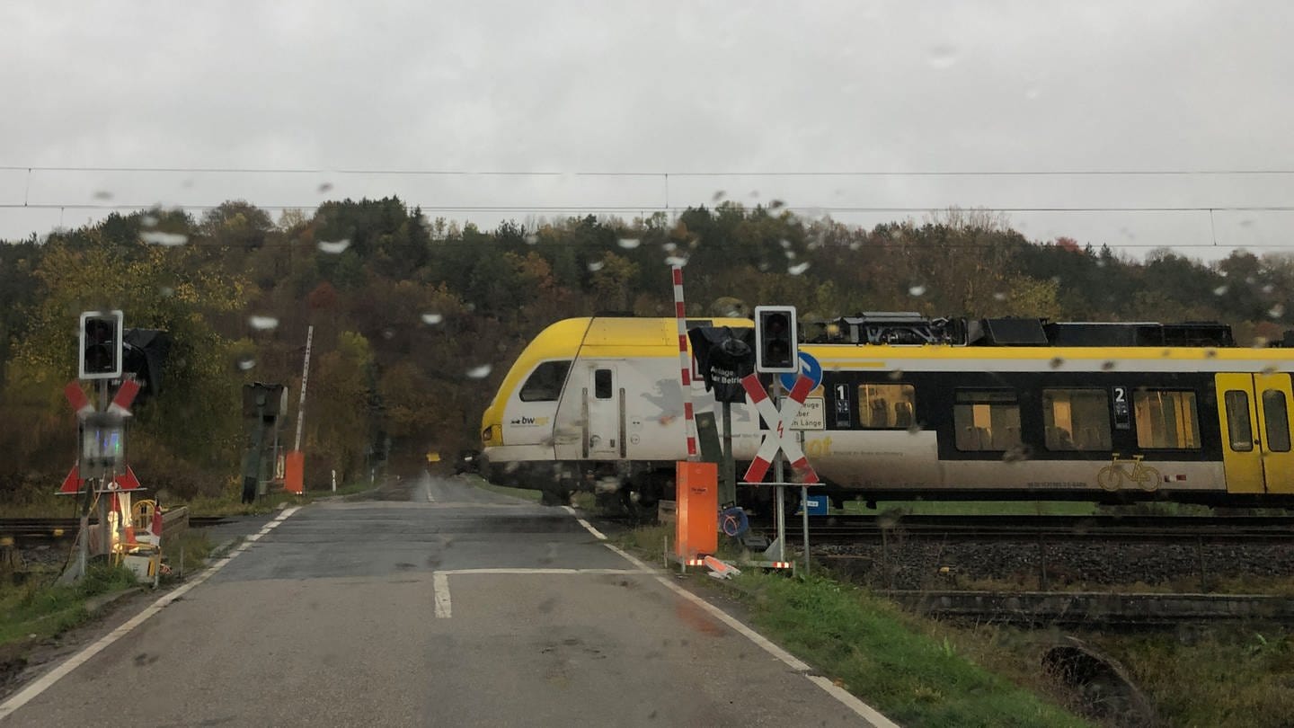 Am Bahnübergang in Grünsfeld ist die Bahnschranke trotz durchfahrenden Zuges nicht geschlossen. Blick aus haltendem Pkw. (Foto: SWR)