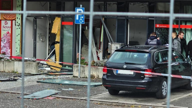 In Wiernsheim im Enzkreis ist ein Geldautomat gesprengt worden. Der mutmaßliche Täter ist auf der A6 bei Bad Rappenau verunglückt. (Foto: Waldemar Gress / EinsatzReport24)