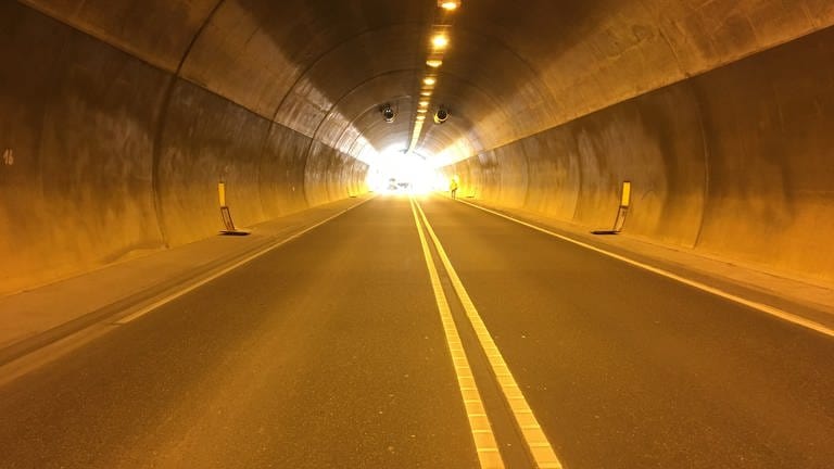 Die Röhre des Schemelsbergtunnels