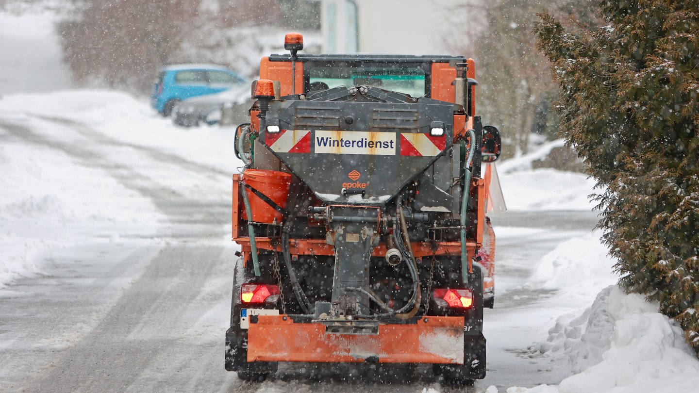 Ein Winterdienstfahrzeug ist unterwegs. (Foto: dpa Bildfunk, picture alliance/dpa | Matthias Bein)