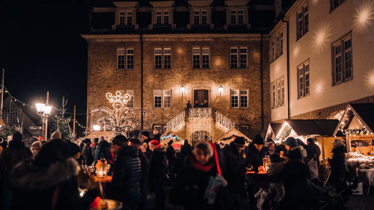 Ein gefüllter Platz auf dem Öhringer Weihnachtsmarkt (Foto: Stadt Öhringen)