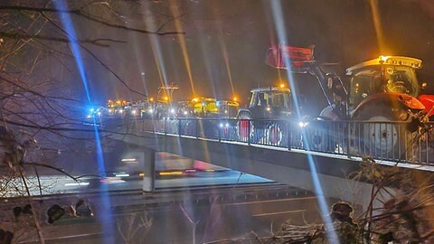 Landwirte protestieren auf der Wunnensteinbrücke (Foto: Pressestelle, Markus Läpple)