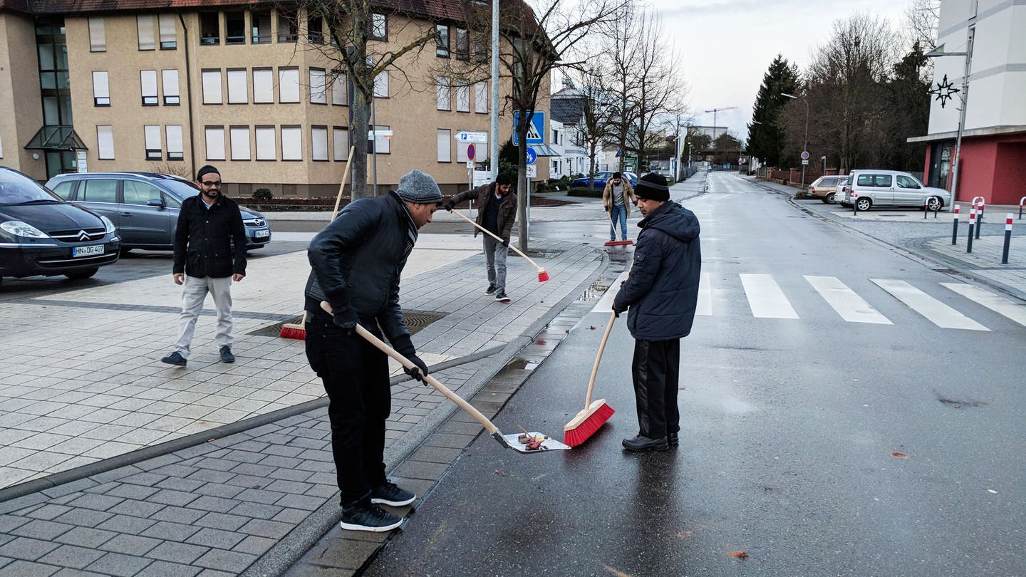 Junge Muslime treffen sich in Heilbronn zum Neujahrsputz (Foto: Ahmadiyya Muslim Jamaat Gemeinde)