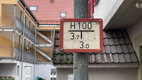Hinweistafel auf einen Hydranten in Künzelsau (Foto: SWR)