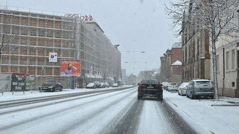 Schneebedeckte Straße in Heilbronn (Foto: SWR)
