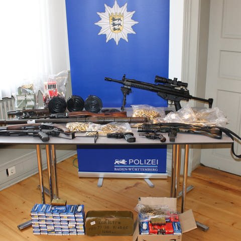 Bei der Durchsuchung in Schöntal sichergestellte Waffen (Foto: Pressestelle, Polizeipräsidium Heilbronn)