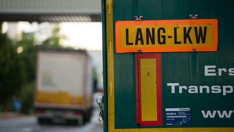  Das Schild "Lang-Lkw" hängt am 27.07.2015 vor dem Daimler-Werk in Sindelfingen (Baden-Württemberg) an einem 25,25 m langen Lastwagen der Spedition Elflein. (Foto: dpa Bildfunk, picture alliance / dpa | Marijan Murat)