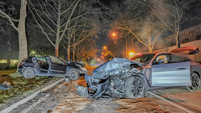 Vier Menschen wurden bei dem Unfall in Heilbronn schwer verletzt.  (Foto: Julian Buchner / EinsatzReport24)