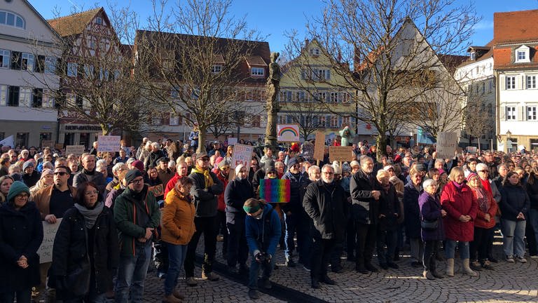Auf dem Öhringer Marktplatz versammelten sich Menschen, um gegen Rechtsextremismus zu demonstrieren. (Foto: SWR)