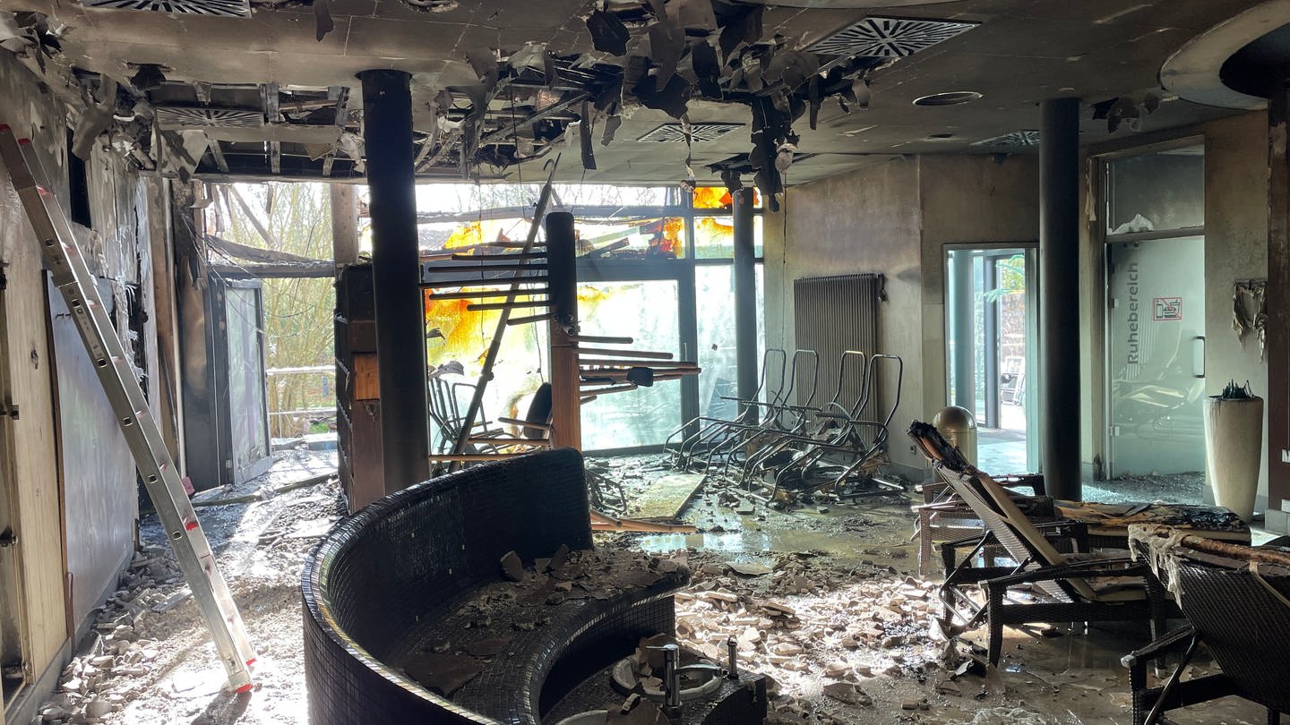 Ein Raum der Sauna im Hallenbad Öhringen ist komplett ausgebrannt (Foto: SWR, Simon Bendel)
