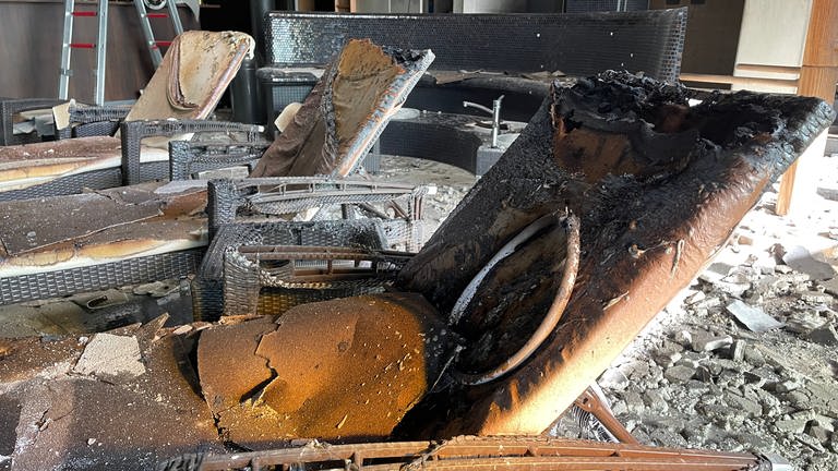 Ein Raum der Sauna im Hallenbad Öhringen ist komplett ausgebrannt (Foto: SWR, Simon Bendel)